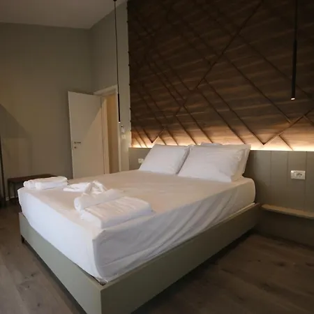 Alyvia Lodge Himare