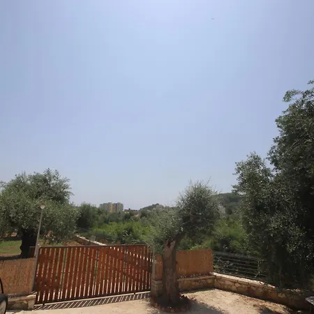 Alyvia Lodge Himare