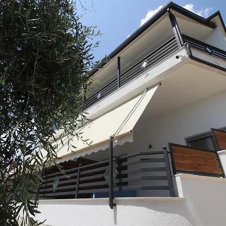Alyvia Lodge