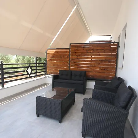 Alyvia Lodge Himare